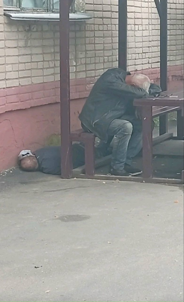 Юнные бизнесмены нашего города. Считают деньги во сне??...