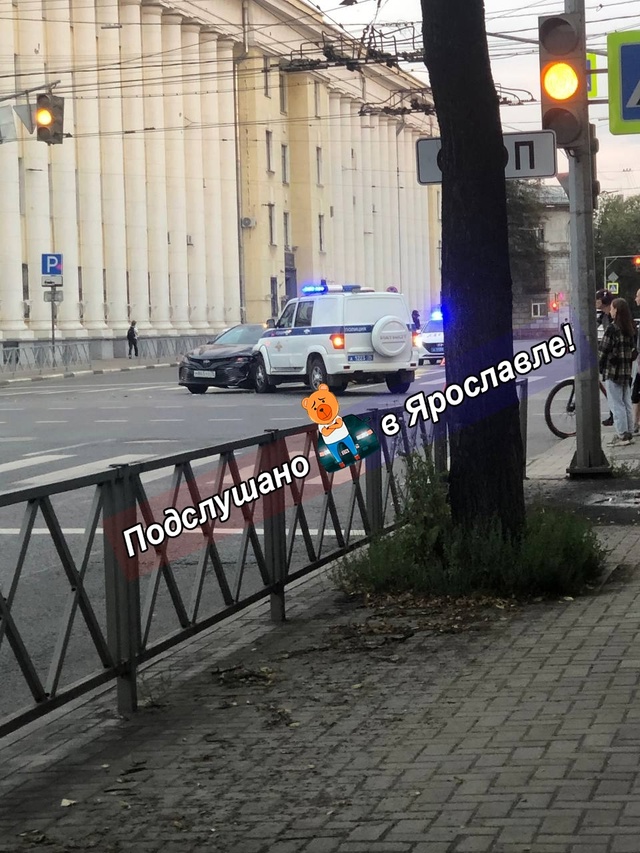 Вот такое ДТП у Серого дома.