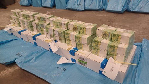 Сотрудников украинского государственного "Ощадбанка" задержали в Венгрии — по подозрению в отмывани