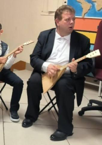 В Екатеринбурге учитель балалайки душил детей пакетом «ради проверки дыхания» и платил им за это.