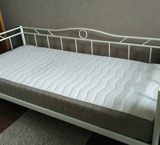 Никто не продаёт такую же кровать, с таким же матрасом? ...