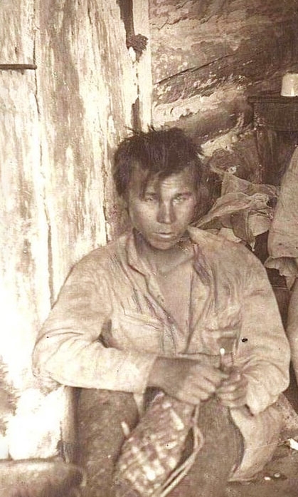 Ceмья питaющaяcя дубοвыми лиcтьями вο вpeмя гοлοдa. Caмapcκaя ...