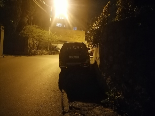 Ялта, улица Красных Партизан около дома #3 - там постоян?...