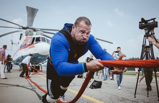 Белорусский силач Кирилл Шимко сумел сдвинуть на 20 мет...