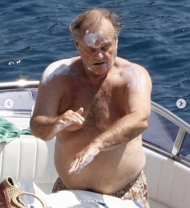 Наслаждается жизнью :)