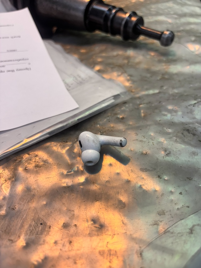 Найден наушник в 8Б цех. В проходе между 6 и 7 участком. С?...