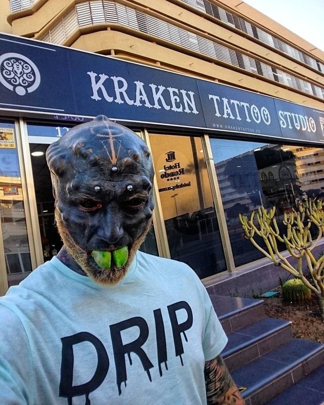 Француз Энтони Лоффредо покрыл свое тело татуировками...