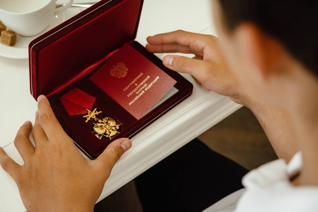 🎖 Александр Хинштейн вручил награды родным погибшего...
