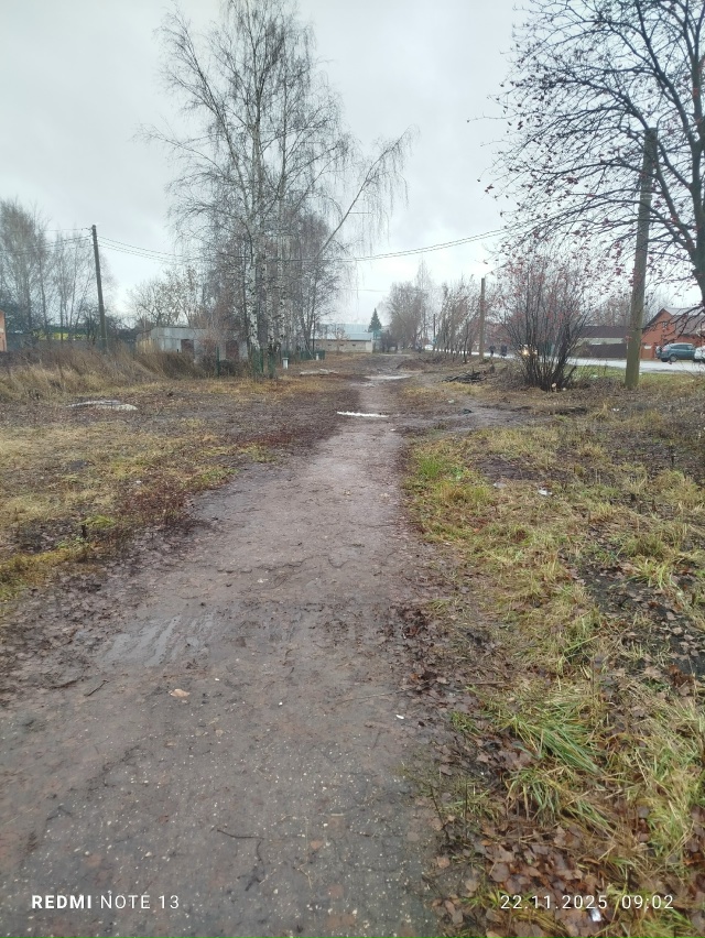 Отсутствие тротуаров.