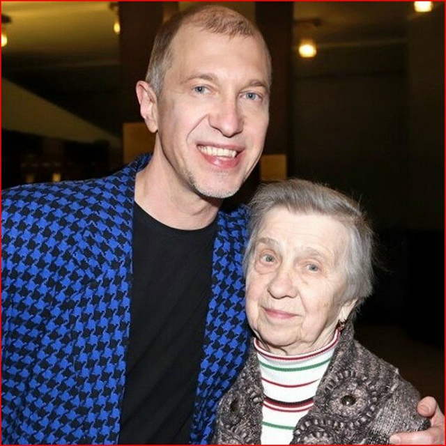 57-летний сыночка-корзиночка Сергей Соседов🤷‍♀️
Муз...