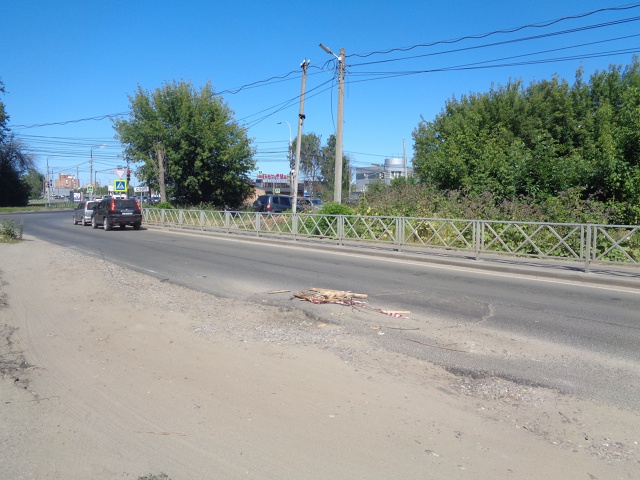 Поврежден автомобилями канализационный люк на проезж?...