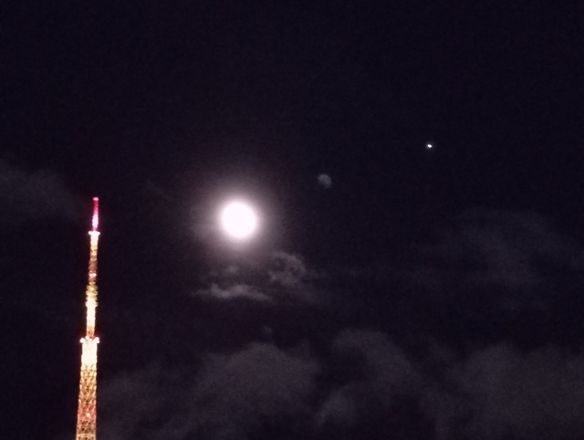 Вчера в полночь 23:50 на против телебашни подлетел, висел...