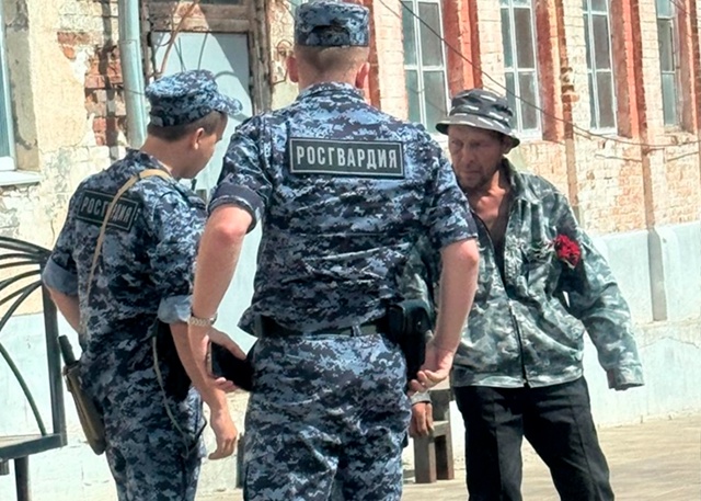⚡️ В Вольске прохожий украл розы с клумбы и уснул на у?...