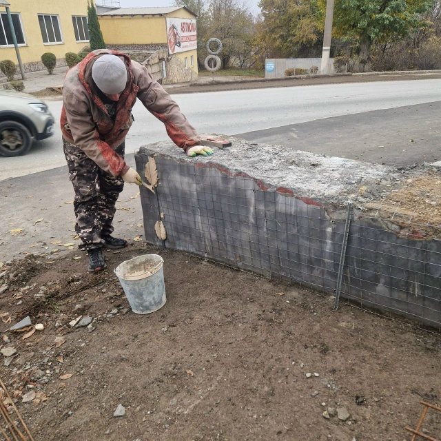 📲Обустройство «Аллеи воинов-цементников» продолжает...