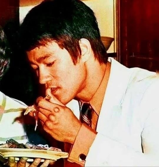 Железные кулаки Брюса Ли
Довольно предсказуемый факт:...