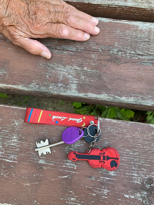 Найдены ключи на лавочке Набережная 22, подъезд 5. Звони?...