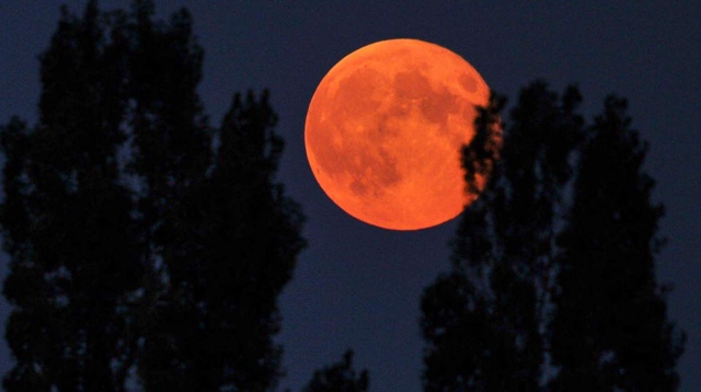 Луна изменит цвет во время затмения в сентябре. Ее отте...
