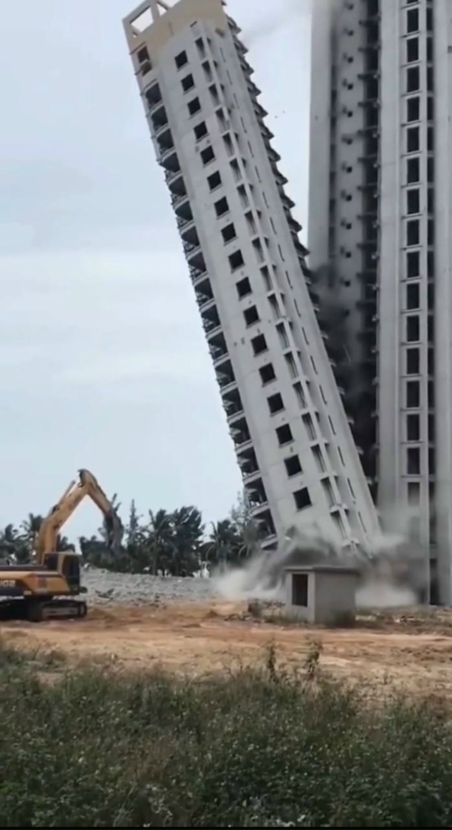 Снос высотных зданий взрывом