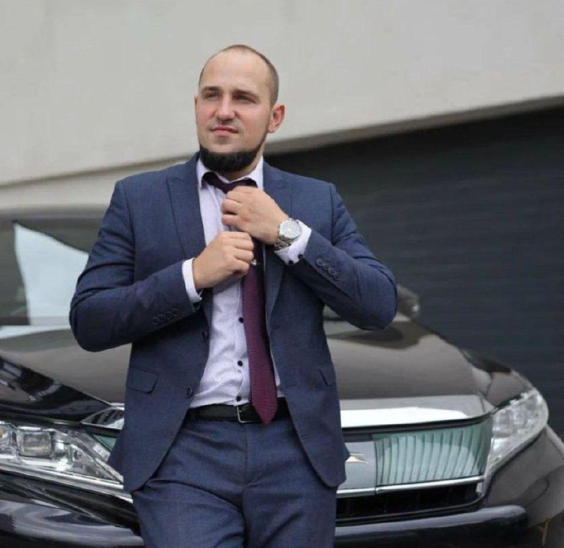 Во Владивостоке во время пересадки волос умер 32-летний юрист Андрей Капустин.
В частной клинике е