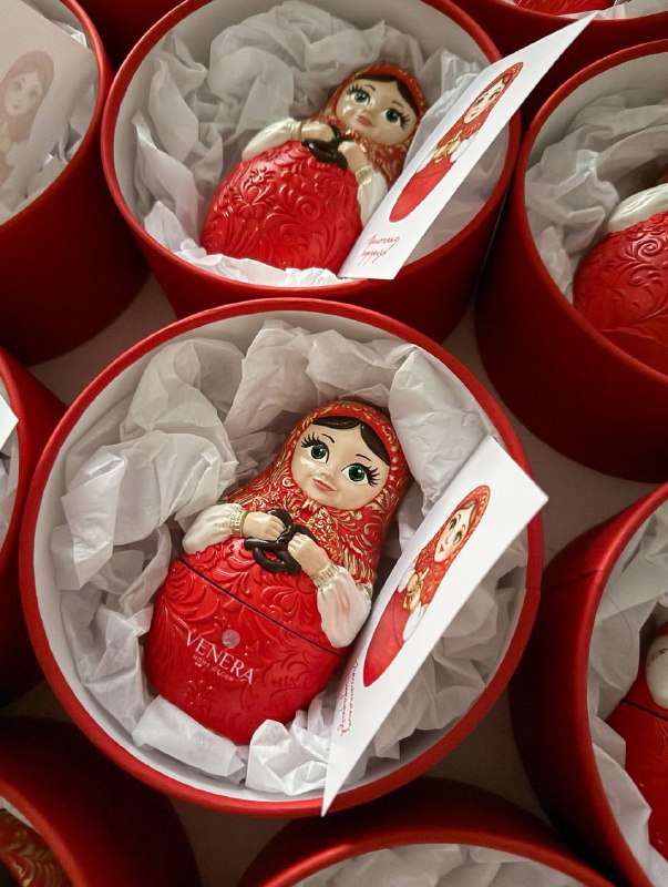 Вааау, российский бренд выпустил потрясающей красоты матрёшки-шкатулки, которые ещё и свечи!
В набо