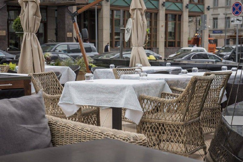 😍У московских кафе появляются первые столики на улице