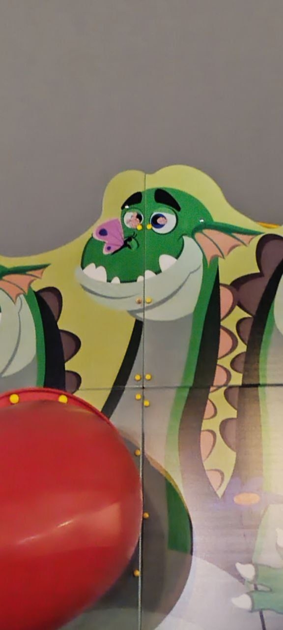 Площадку только поставили а уже кто то испортил