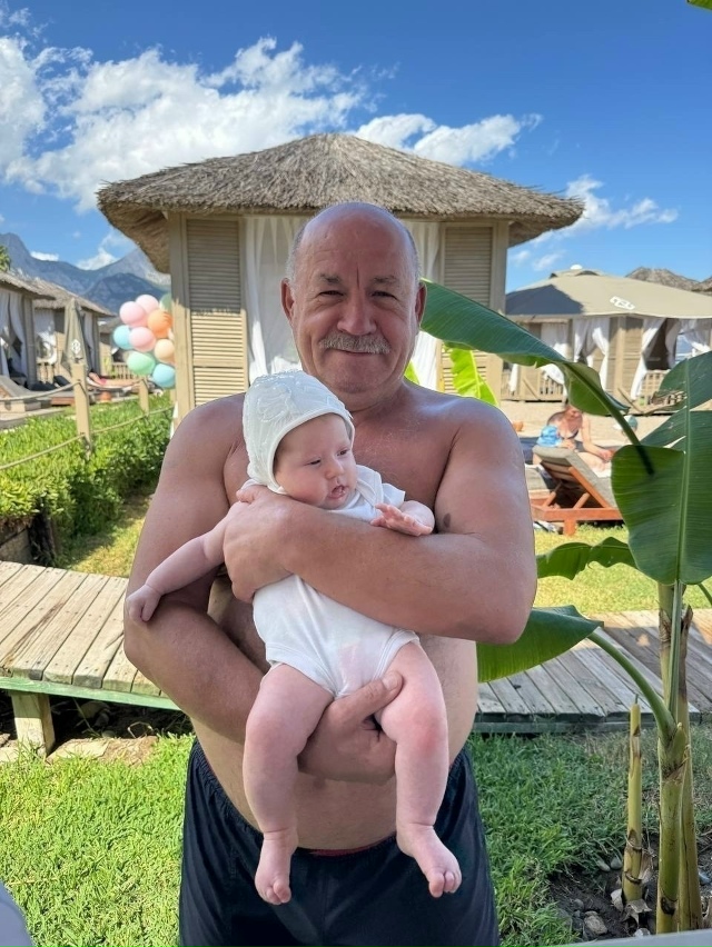 Ида Галич взяла своих малышей — пятилетнего Леона и дв...