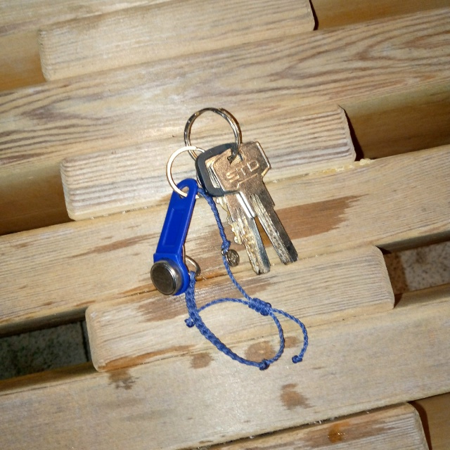 На лавочке о́коло спортивной школы Протвино