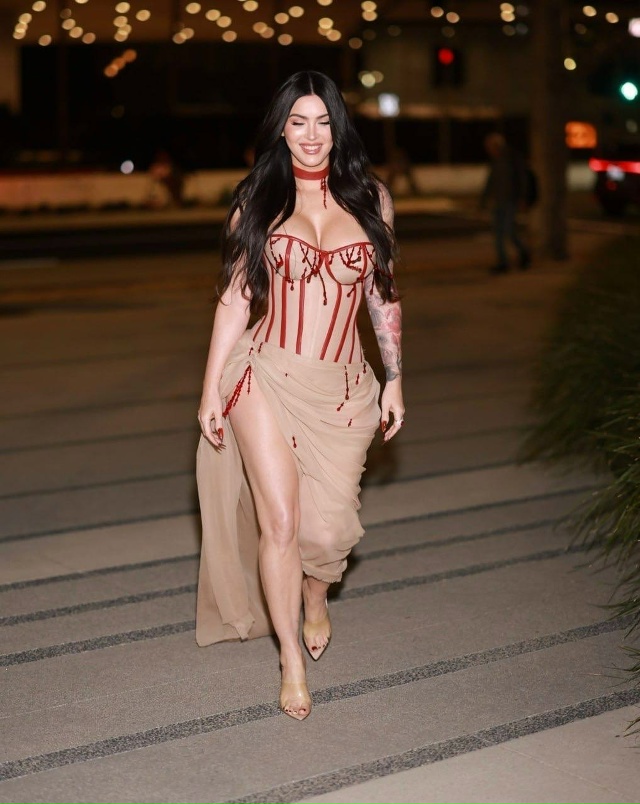 Меган Фокс впервые после рождения ребенка от MGK вышла в...