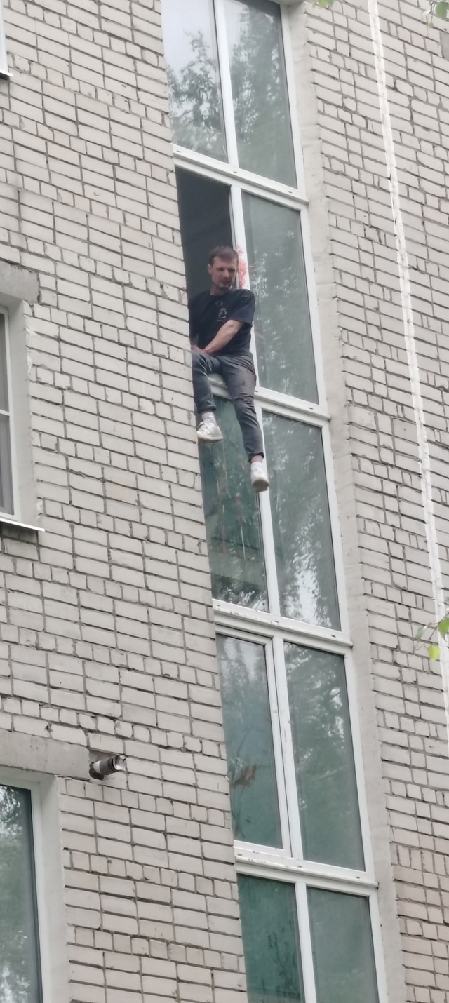 Неадекват
В доме напротив 24 школы, около двух часов. Че...