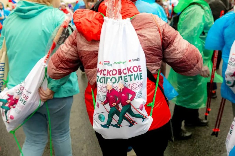 Участники Московского долголетия стали одной из самых многочисленных команд Дня ходьбы, который прош