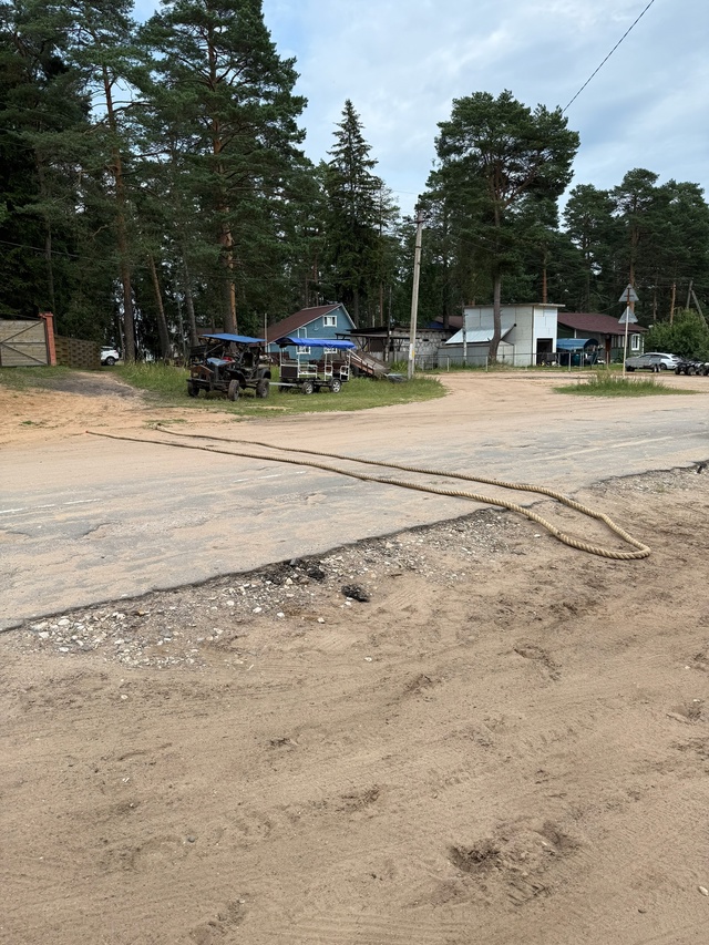Импровизированный лежачий полицейский.
Местные жител...