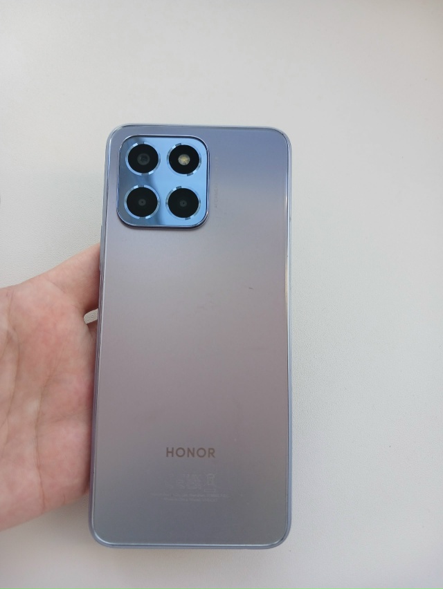 Продам телефон Хонор х6, пользовались пару месяцев. Цен...