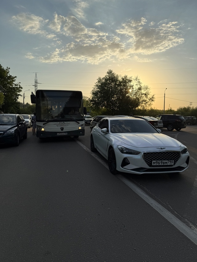 11.07.25
Водитель на белом гинезисе перекрыл дорогу. Автоб...
