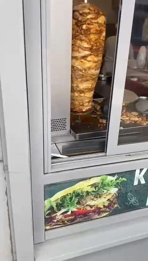 Гoлуби пеpекycили шaypмoй прямо в лapьке😱