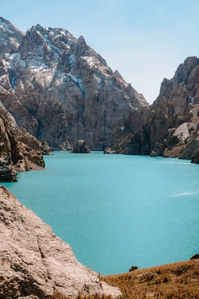 🌍 Кель-Суу — место, где горы словно сжимают бирюзовое ...