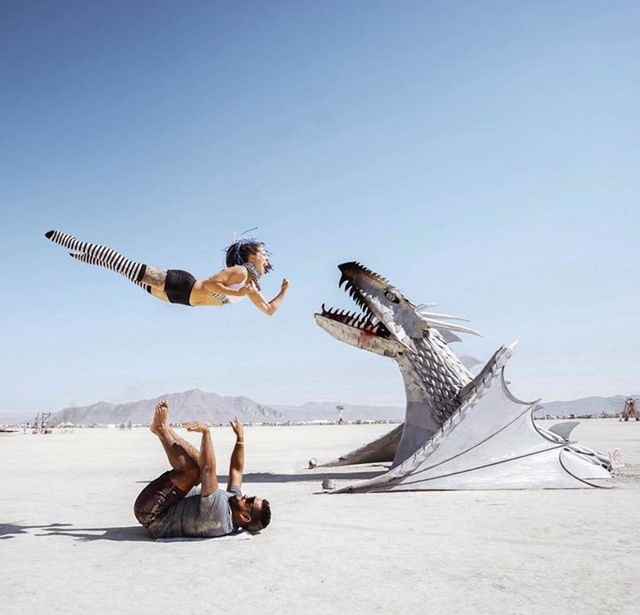 Фото с фестиваля Burning Man. Сотни арт-объектов, пыль, жара, ...