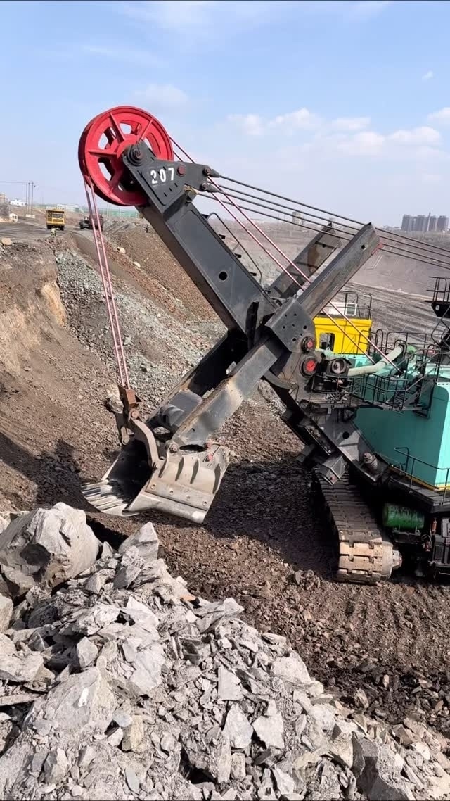 Процесс загрузки угля в думпкар.