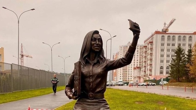 Россиян возмутила скульптура учительницы с сосками.
В...