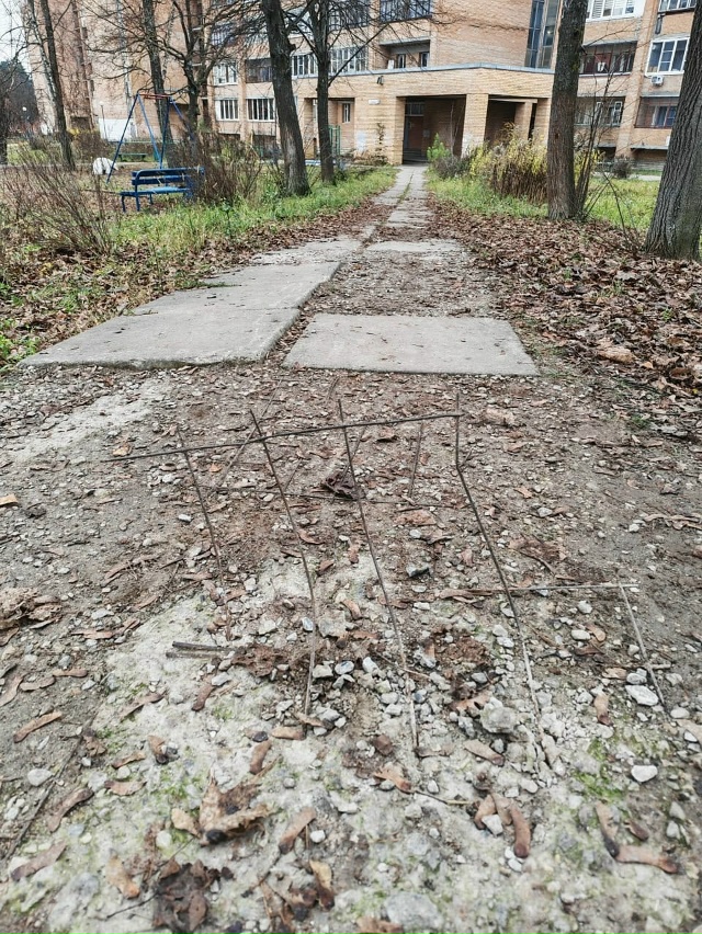 Ленина, 25.
Торчит арматура. Осторожно.
Анон