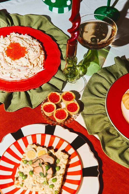 Девочки, чувствуете эту атмосферу? Свечи, красиво накрытый стол, эстетичная сервировка и знакомые с