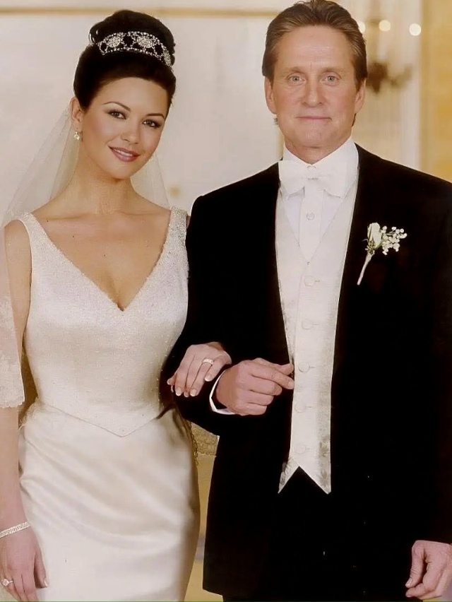 Майкл Дуглас и его жена Кэтрин Зета-Джонс тогда и сейча...