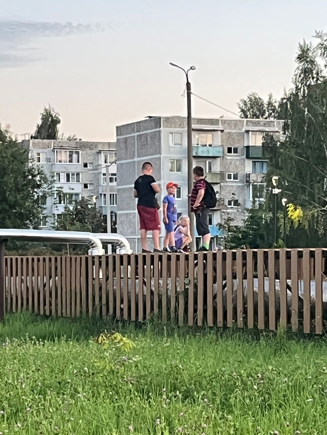 Какие-то дети лазают по трубам, вот я не пониаю дети не ?...
