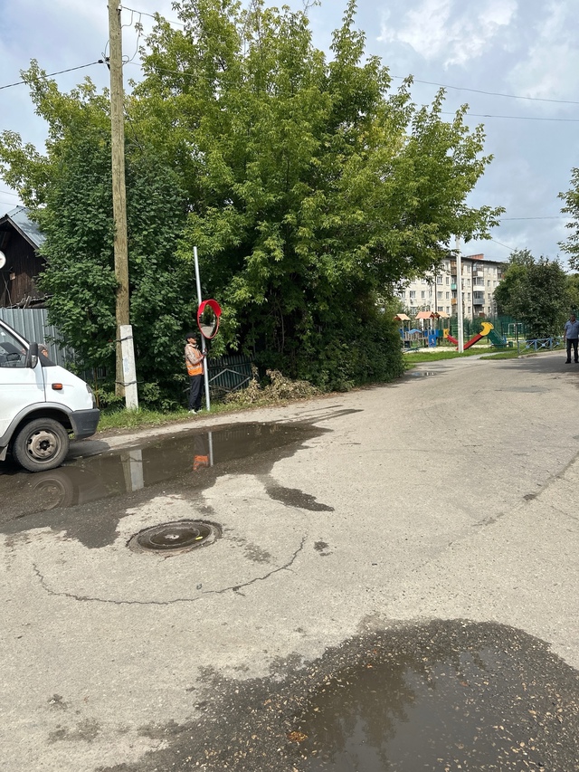За администрацией Установили сферическое зеркало для ...