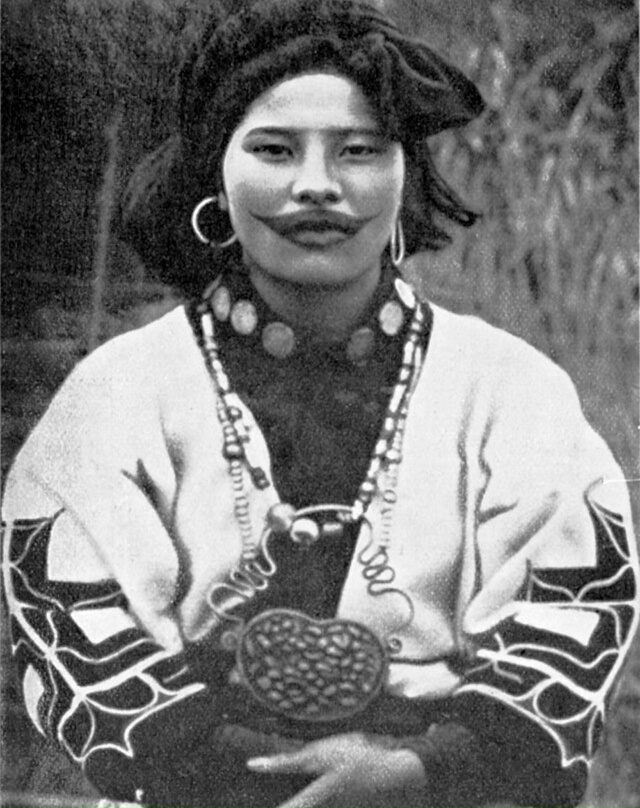 У женщин народа айну, жившего на северных островах Япо?...