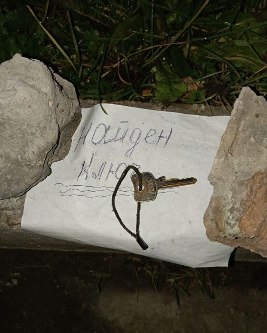 Ключ дожидается хозяина на бордюре возле дома по ул. Ле...