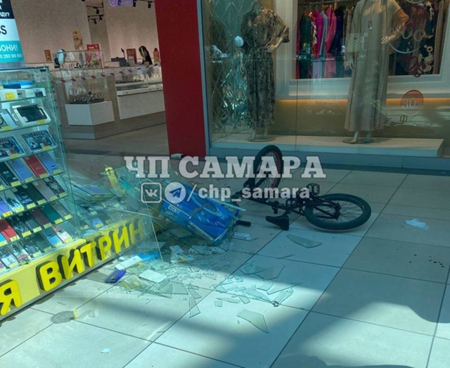 Мальчик на трюковом велосепеде гнал по ТЦ «Мегасити» и...