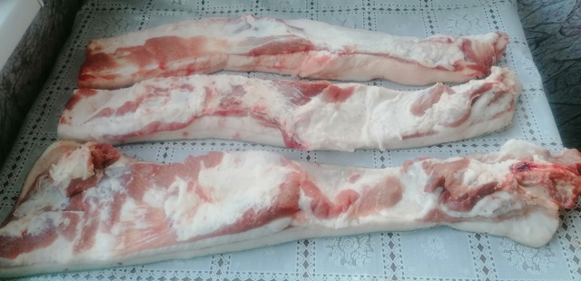 Продам свежее сало 200 р, кг, голова свиная, тел 89228697394