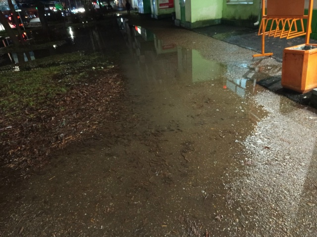 180 квартал, возле магазина магнит, тратуар под водой и н...