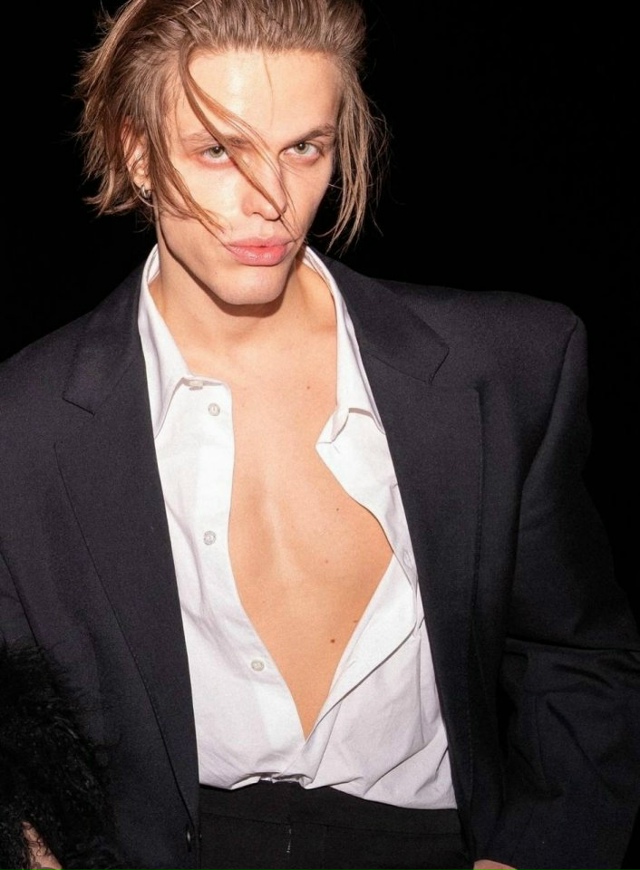 Что-то в этом есть нездоровое... Парень модели и бывшей...